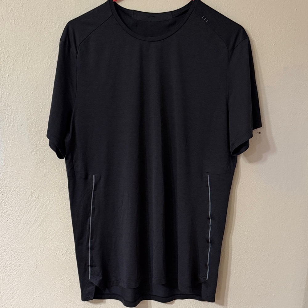 Lululemon Sleek Black Short Sleeve Men's Tee- Lg.